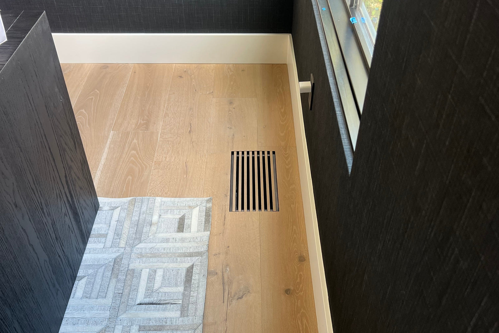 Flush floor vent flush floor vent in a wood floor